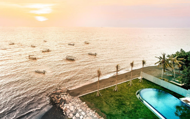 Lovina Beach Club & Resort