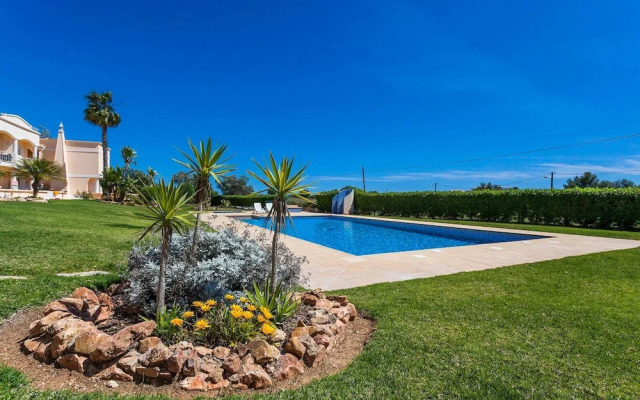 10 Marinha Two Bed Apt At Award Wining Beach