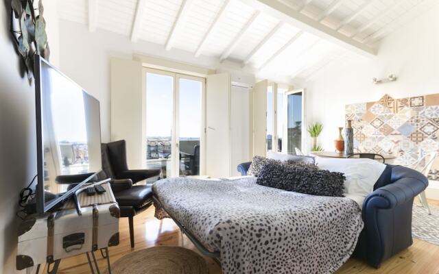 Charming Mezzanine Rooftop View