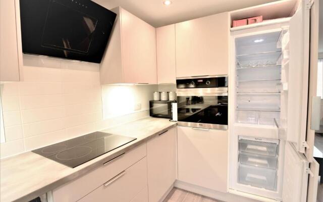 Exec 2Bed 2Bath Serviced Apartment Balcony Parking