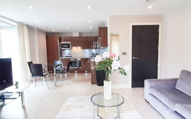 Two Bed Serviced Apt in Old Street