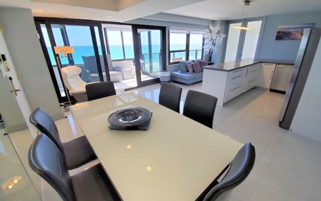 Alexander 1401 3 Bedroom Apts by RedAwning