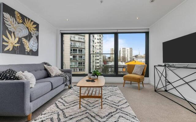 Beautifully Modern Brand New Central Apartment