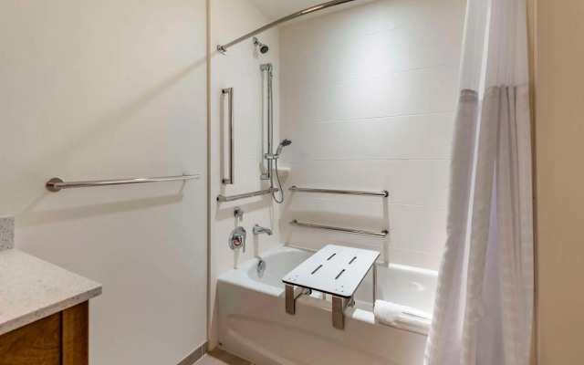 Comfort Inn & Suites Pittsburgh-Northshore