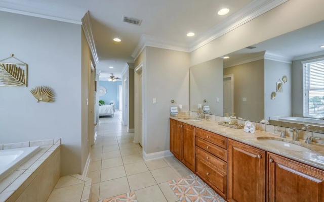 Penthouse Luxury - Exquisite Oceanside Condo