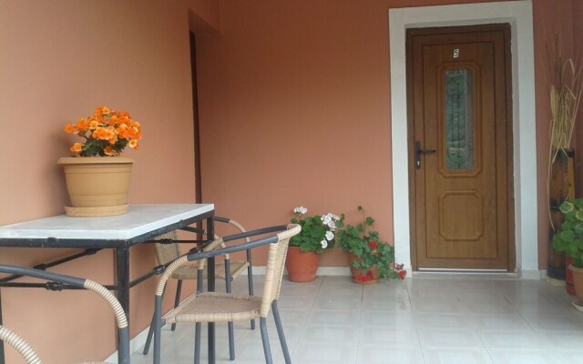 Harris Studios & Apts