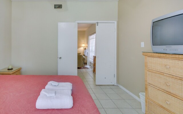 Southwest Houston Apartment w/ Pool Access!