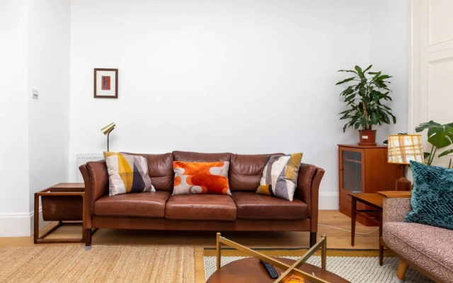 Spacious and Bright 2 Bedroom Flat in Kentish Town