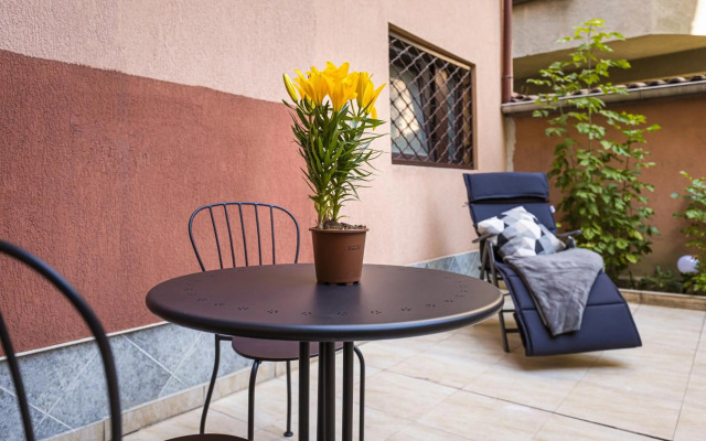 Peaceful Riverside Studio with Garage & private Patio Garden Center