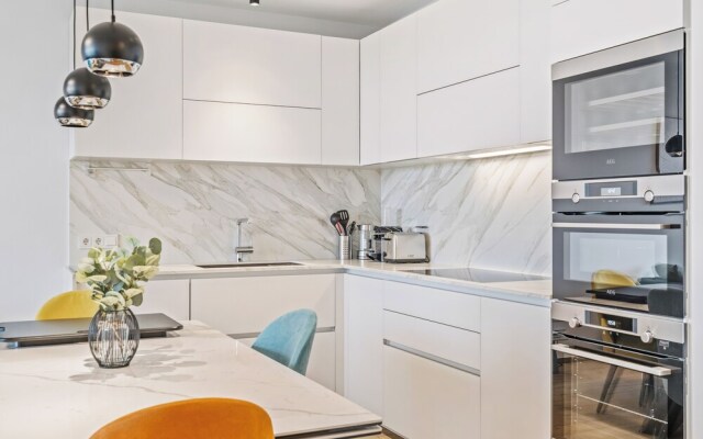 Stylish Luxurious Apt w Pool & Gym ID214