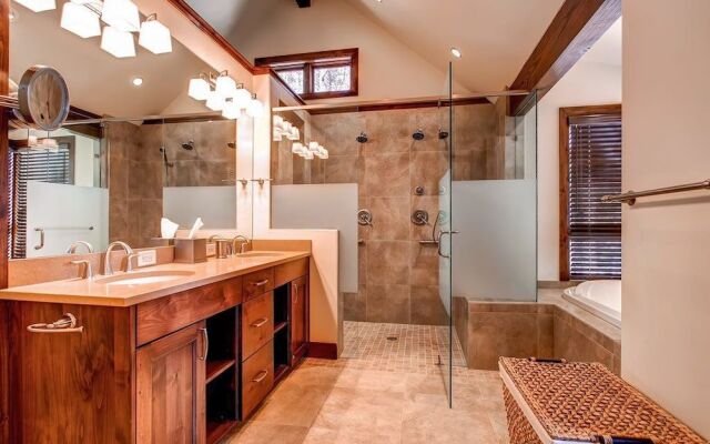 Cawha Outlook Chalet by RedAwning