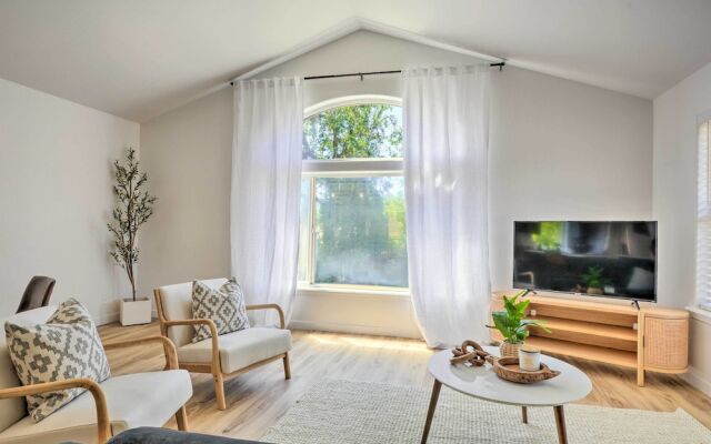 Close to Parks & Brews: Sunny Grants Pass Apt!