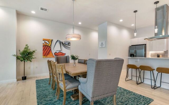 Spacious Townhouse with Balcony