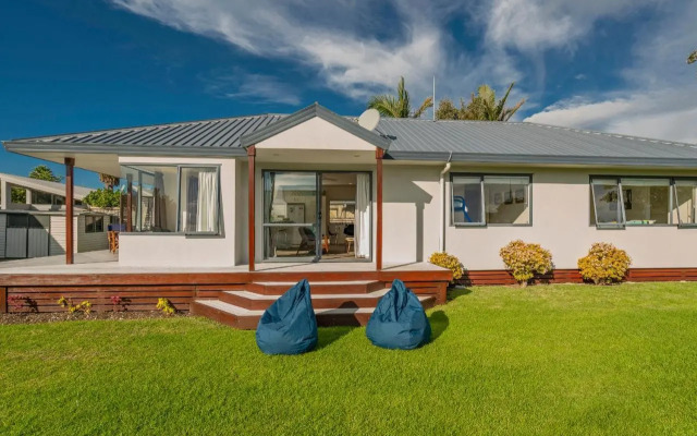 Sunlight Bach - Whitianga Holiday Home