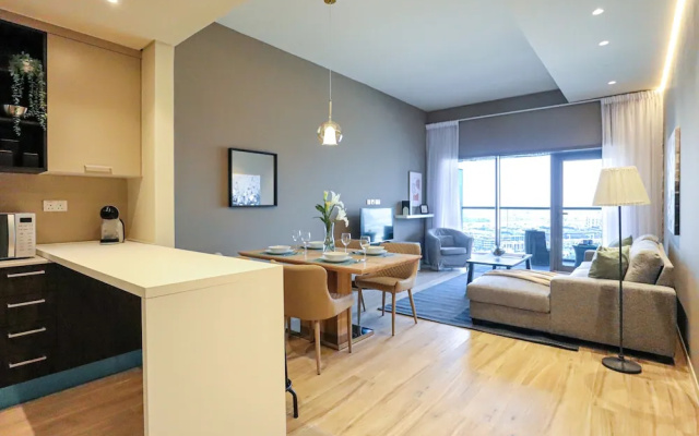 WelHome - Evergreen Apartment Amidst Vibrant JVC With Pool