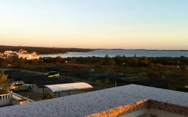 Holiday House Maca