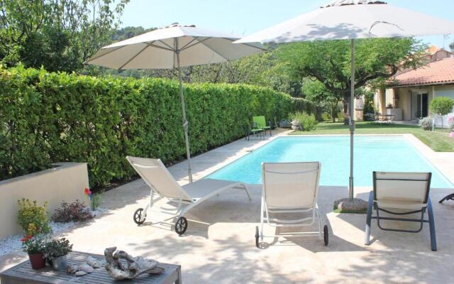 Superbe maison familiale avec piscine privée au pied du Mont Ventoux, jolie vue sur le village du Beaucet, 8 personnes, LS4-330 BEL AMOUR