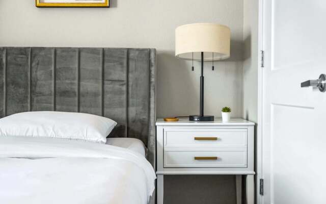 Chic Apt w Jacuzzi Pool BBQ Mountain Views