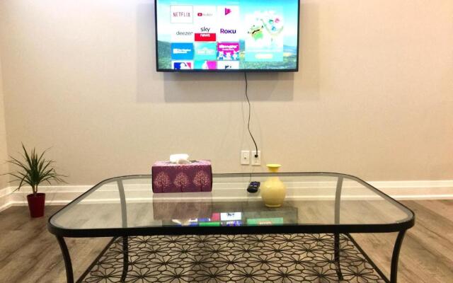 Charming, Comfortable Apartment in Pickering