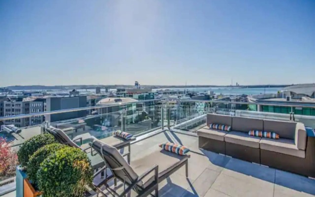 Spacious Apartment - Parking, Gym And Pool Access!