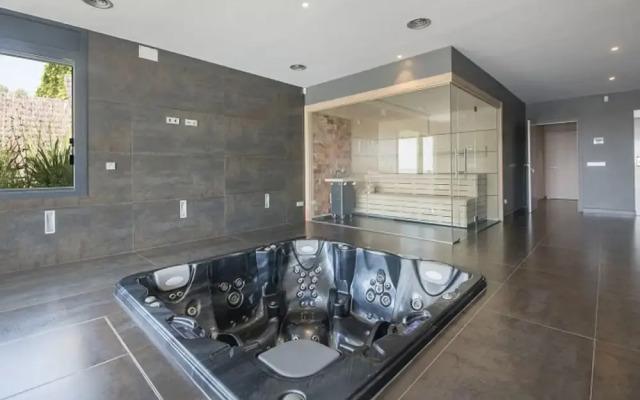 Luxurious Panoramic Spa Villa