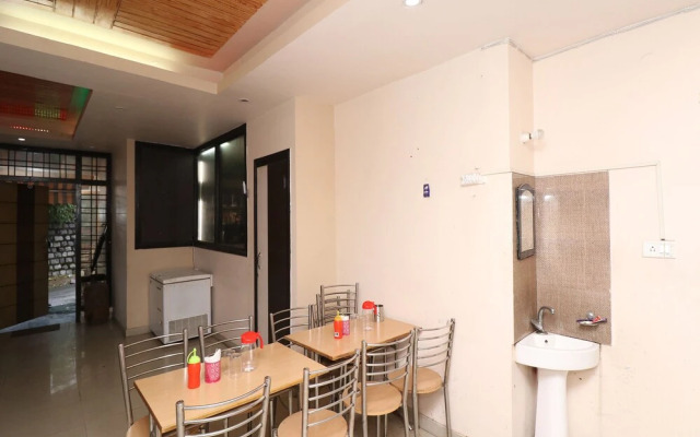 OYO 28173 Hotel Reeva