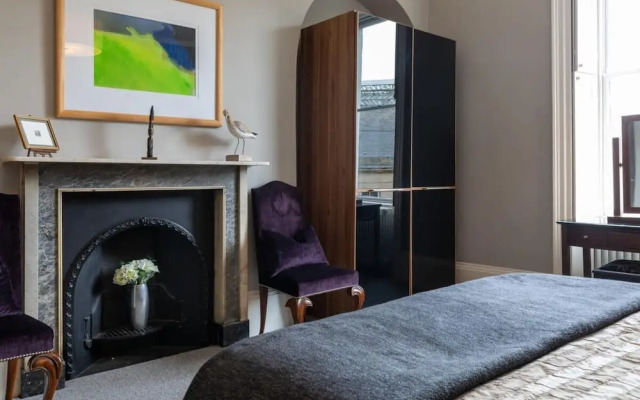 Light-filled Period Apartment - Central Bath