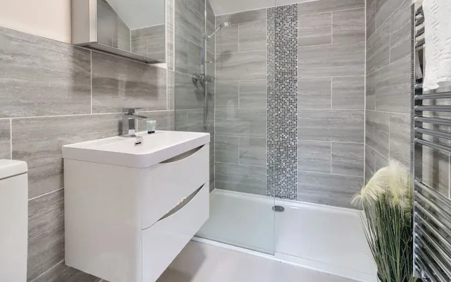 London Street Apt By REDWOOD STAYS