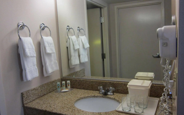 Quality Suites Lake Wright - Norfolk Airport
