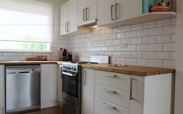 Newly Renovated Villa - Waters Edge