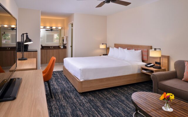 La Fuente Inn & Suites