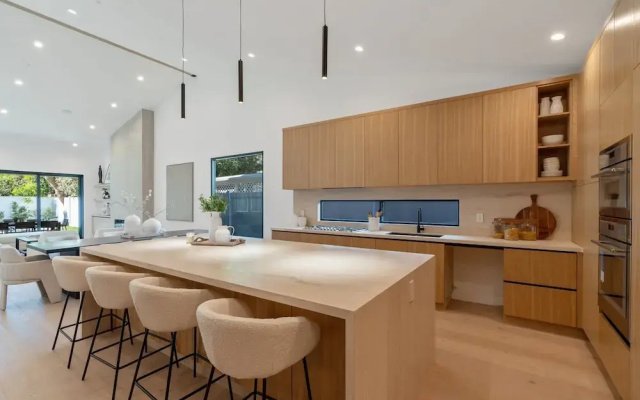 Noble Modern - Urban Sanctuary in Sherman Oaks With Poolside and Patio