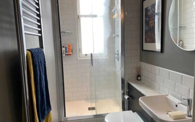 Modern 2 Bedroom Apartment in Edinburgh