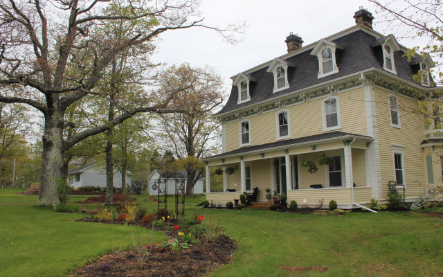 Maplehurst Manor B&B