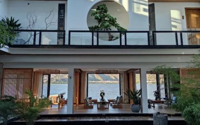 Waterside Beautiful villa