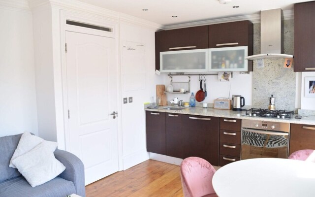 Spacious Studio Apartment In East London
