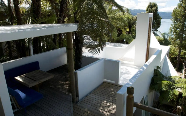 te Whare -Lake Tarawera tree-top nest