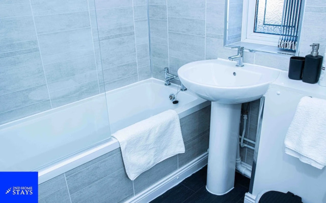 2ndhomestays -walsall- Charming 3-bedroom House