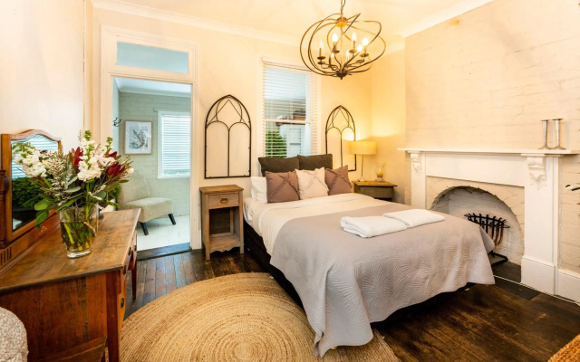 YSG The Edward Townhouses 155 and 157 - Steps To Town – Guest Rooms – Orange