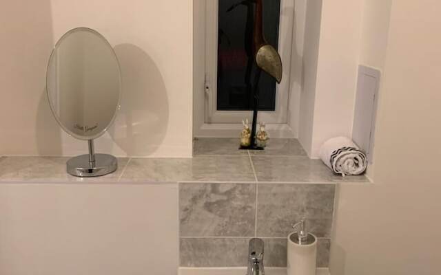 Pristine 3-bed House in Grays