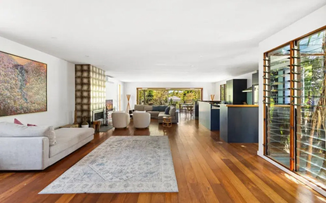 Elegant 3-bed Home With Games Room