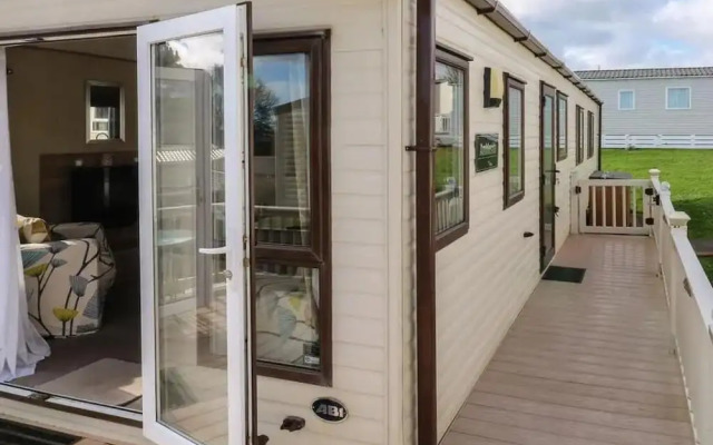 Caravansleeps6-freeparking-quietretreat-nature