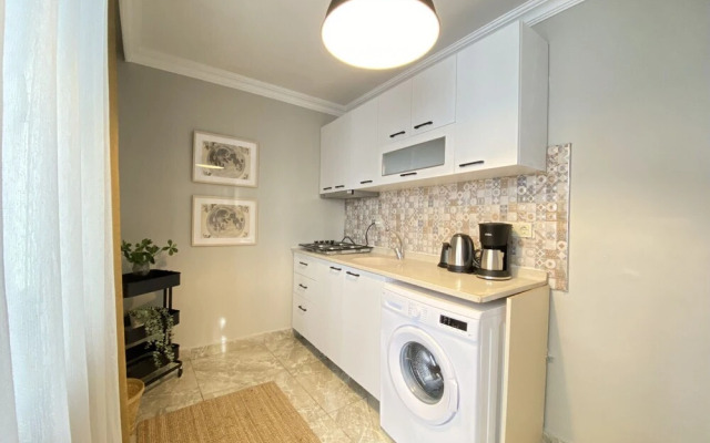 Central and Charming Flat With Balcony in Sisli