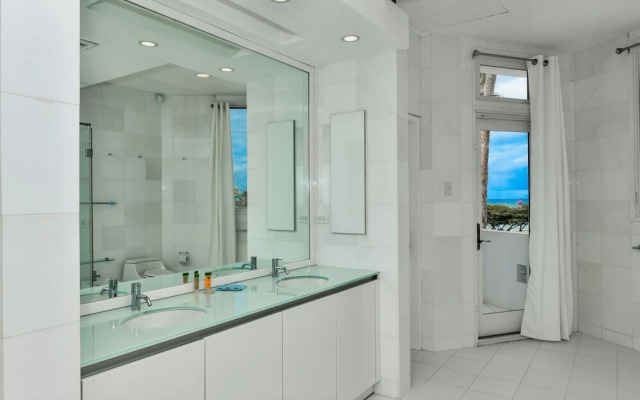 Ocean Front 7-bedroom 7-bath Sunset Views Malmok!