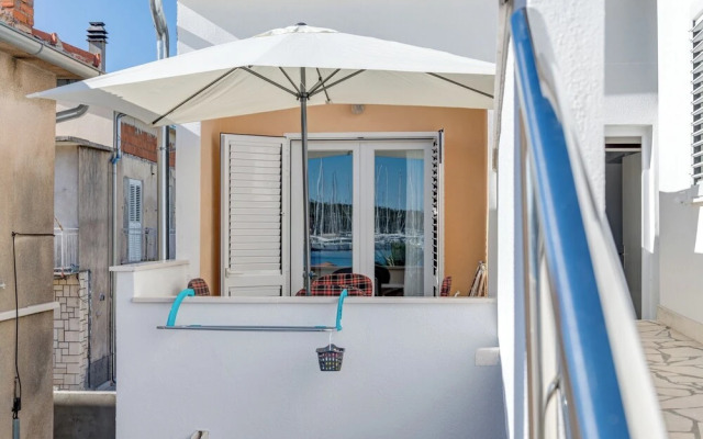 Seafront apt With Balcony, sea View and Mooring