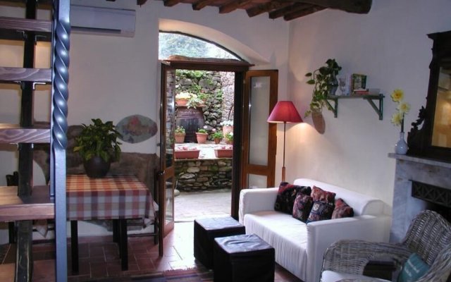 Adorable Tuscan Cottage With Beautiful Garden Just Outside Lucca, Sleeps 2