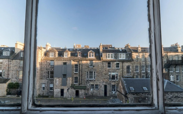 Queen St: Superb Penthouse Flat W/roof Terrace