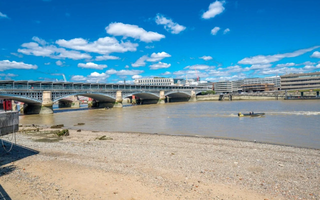 Altido 2-Bed Flat W/ Thames View