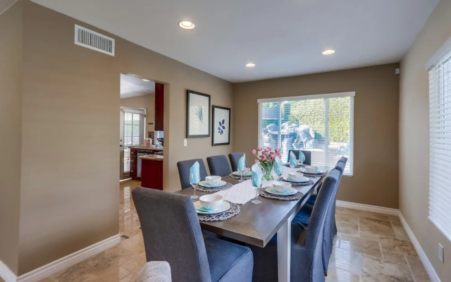 Beautiful Backyard Oasis 5 bedroom 3 Bathroom Home