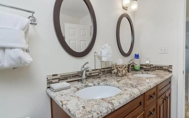 Shoreline Towers 1022